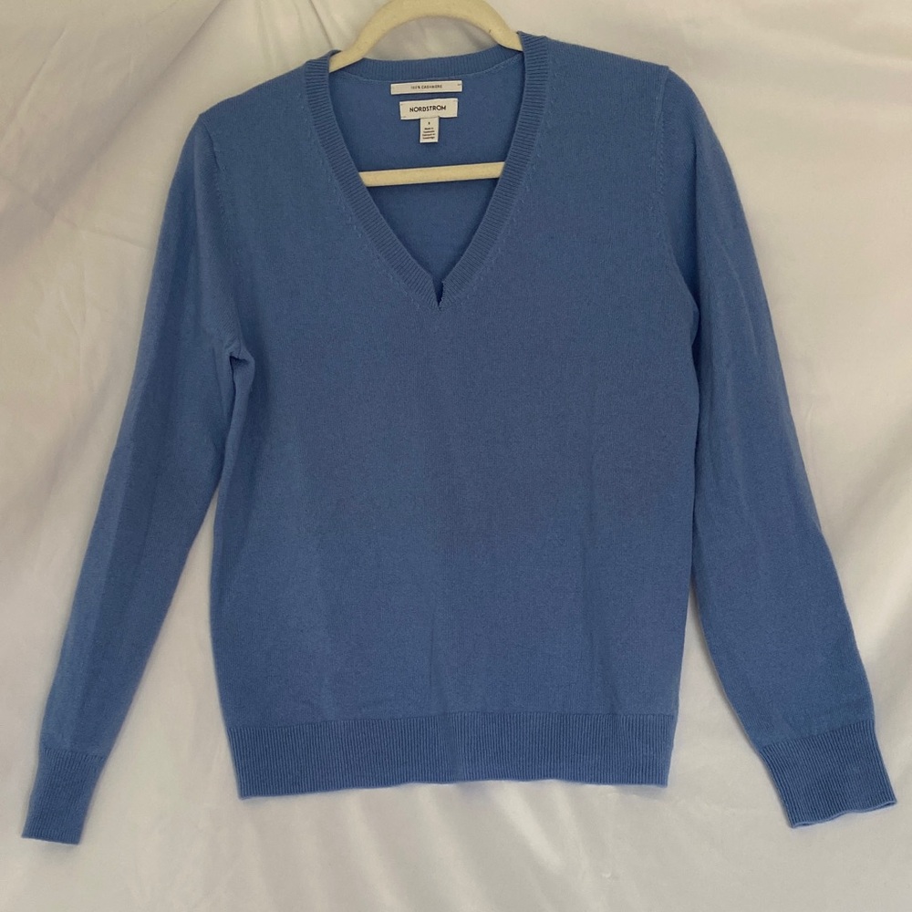100% cashmere Women's Light Blue V-Neck Sweater